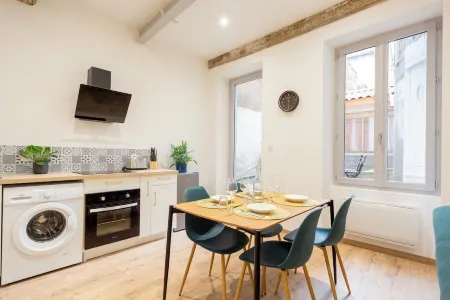 Charming T2 Apartment with Terrace in Mâcon - Near Train Station Отели в г. Макон