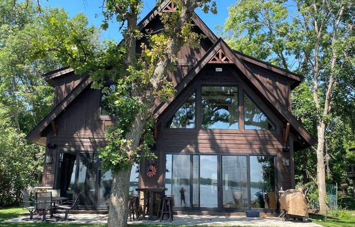 Beautiful, newly custom built, lake-front cabin on Lake Independence.