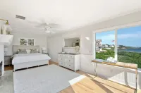 5-bed Waterfront Beach house with DIRECT access to Private Kelly Beach in Bonnet