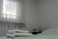 NANAs House- Entire Old House with private Yard