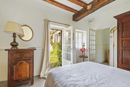 Large property with 2 houses and 1 heated swimming pool 1h20 south of Paris. Hotel a Estouy