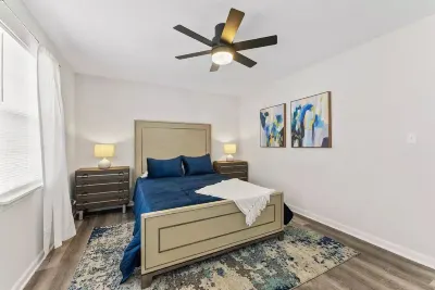 Lovely 2- Bedroom Condo located in the heart of BG Aviation Heritage Park附近的飯店