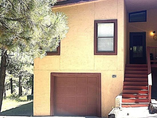 Relax with the whole family or group of friends at this cozy Behr Hideout!