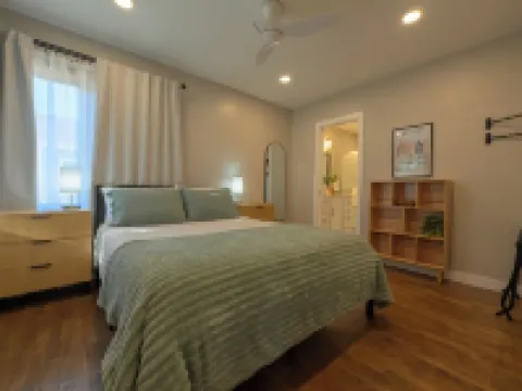 Charming 2-bedroom cottage with WiFi, AC in lovely Pella Hotels in Pella