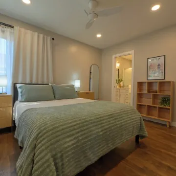 Charming 2-bedroom cottage with WiFi, AC in lovely Pella