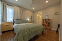 Charming 2-bedroom cottage with WiFi, AC in lovely Pella Hotels in Pella