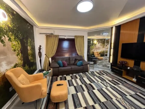 VERDE, Chic 2-bedroom apartment with Wi-Fi and AC in delightful Wuse 2 Abuja