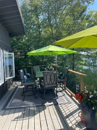 DeerBay Sunset Waterfront Cottage, HotTub, Firepit, clear deep water swimming