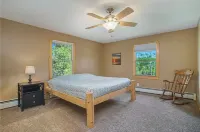 Lovely Lakehouse by Grand Traverse Bay. Pet Friendly! Hotels in Bingham Township