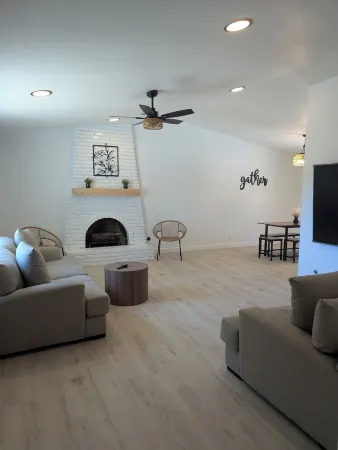 Spacious 6-bedroom house in marvelous Clovis with WiFi, AC