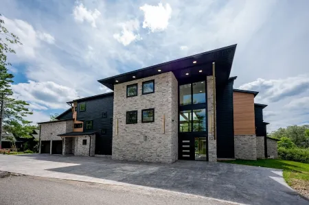 New! Epic lakefront home with indoor pool! Отели рядом с достопримечательностью «Deep Creek Marina»