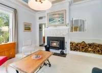 Historic 3-bedroom house with a beautiful garden in oceanfront  Shelburne. Hotels in Shelburne