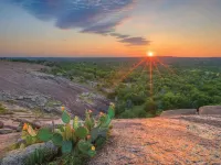 Less than 5 minutes to Blanco River, cozy 3 bedroom house with huge backyard! Hotels in Blanco