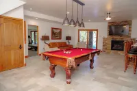 Sleeps 22 Hot Tub  3 Car Garage Sauna Gym