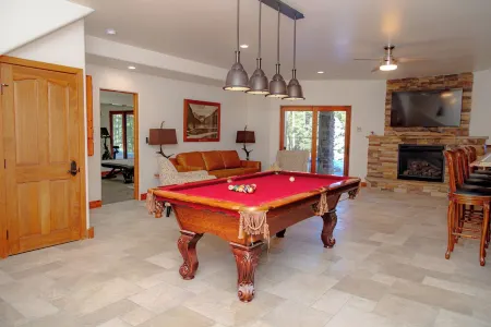 Sleeps 22 Hot Tub  3 Car Garage Sauna Gym