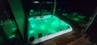 Spacious Family Friendly Beach House With outdoor Bbq and jacuzzi free Wifi