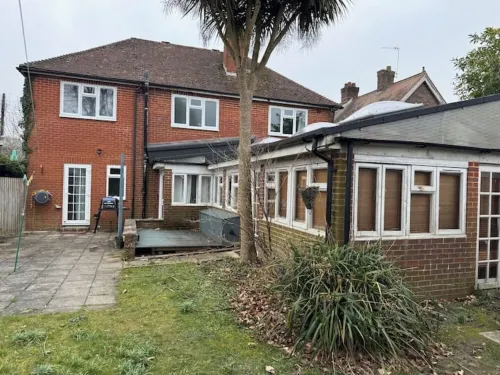 Spacious 4BR house close to Gatwick Airport.