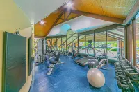 Wildwood Hot Tub + Indoor/Outdoor Pool + Sauna + Game Room Hotels in Oro-Medonte