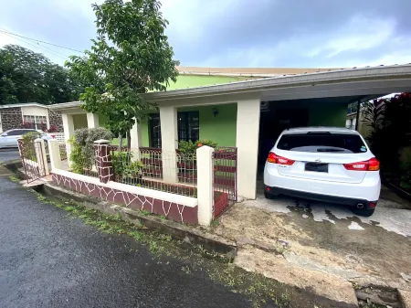 Charming 2-bedroom house in fantastic Castries with AC Отели рядом с достопримечательностью «La Toc Beach»