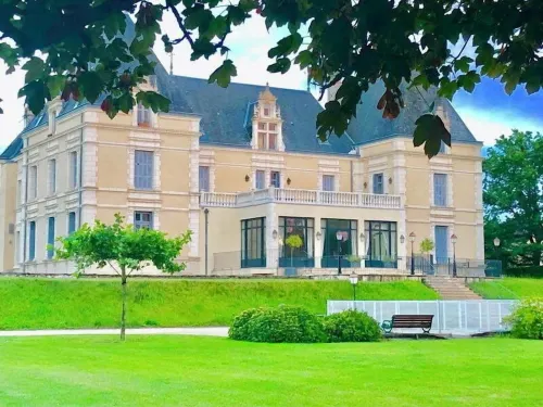 An enchanting chateau set in 10 hectares of wooded parkland, in absolute peace and quiet!