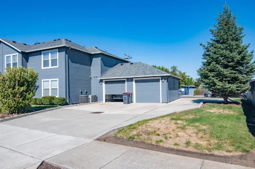 Elegant French Country Cottage Charm Garage cable, parking & pet friendly Hotels in Central Point