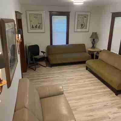 Newly Listed 4-bedroom , 2 bath house with WiFi, AC 10 minute walk to the Falls! Others