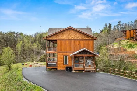 Luxury/Cozy SMOKY MTN GETAWAY Cabin-Location-View-HotTub+more