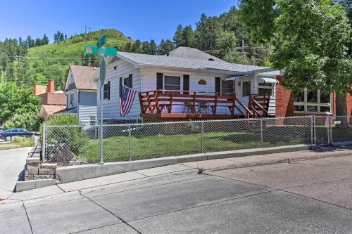 Sleek Deadwood Getaway < 1 Mi to Downtown! - Kitchens