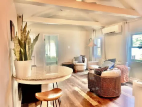 Cottage on the Lake with AC, WiFi, parking - Long term rental, pets OK