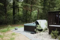 Charming A-Frame Cottage, HOT TUB, Fire Pit, Near GOLF & Lakes, 35min to Dells!