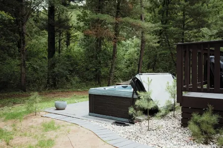 Charming A-Frame Cottage, HOT TUB, Fire Pit, Near GOLF & Lakes, 35min to Dells!