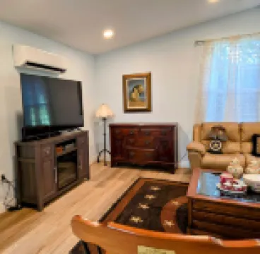 Charming 2-bedroom barndominium in marvelous Stephenville with AC, WiFi