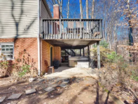 Tranquil 1-bed apt sleeps 4 overlooking Indian Creek Gorge w/ WiFi, AC & hot tub Hotels in Lincolnia