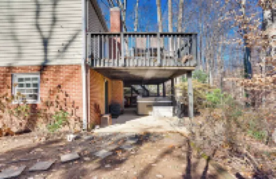 Tranquil 1-bed apt sleeps 4 overlooking Indian Creek Gorge w/ WiFi, AC & hot tub