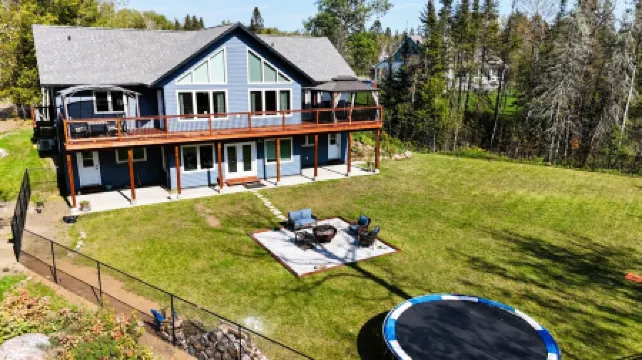 Thunder Bay Retreat, beautiful property with trails. Close to all anemnities.