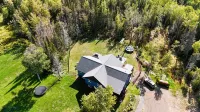 Thunder Bay Retreat, beautiful property with trails. Close to all anemnities.