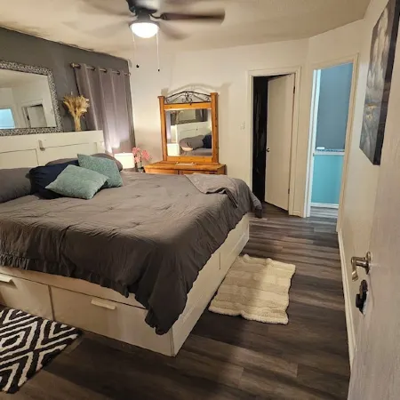 Hot Tub-Fire Pit-Game Room-3 Decks -Lake Travis-Sleeps 6-House Near Austin Texas