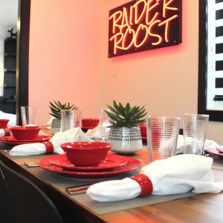 Raider Roost-Putting Green/Fire Pit/ Game Room Close to NWC & Downtown! Отели в г. Су