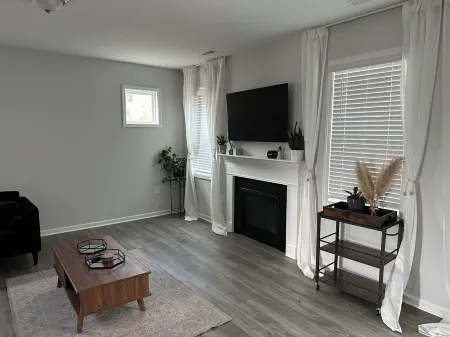 Lovely 4-bedroom home on a hill in Wake-Forest, With WiFi & air conditioning.