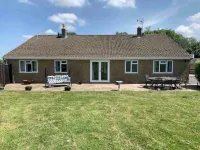 Long Lane Stables Lodge. Spacious Country Retreat