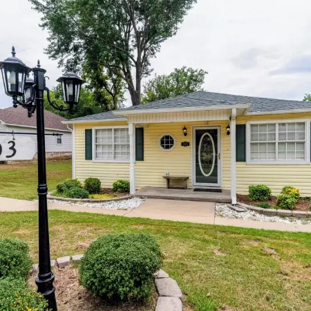 Goldfinch Guesthouse: Charming Family Home Near Lake & Downtown Claremore