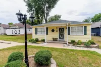 Goldfinch Guesthouse: Charming Family Home Near Lake & Downtown Claremore - Wifi