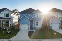 Mins to the Beach! /3 King Beds/Gameroom/Firepit/Dog Friendly