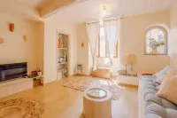 Unusual apartment "Les Fontaines