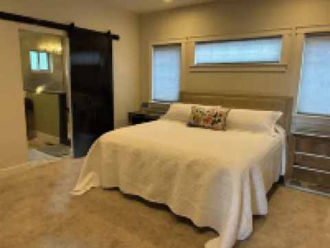 The Track House - 4BR Near UO, Autzen & Hayward, Peaceful & Spacious