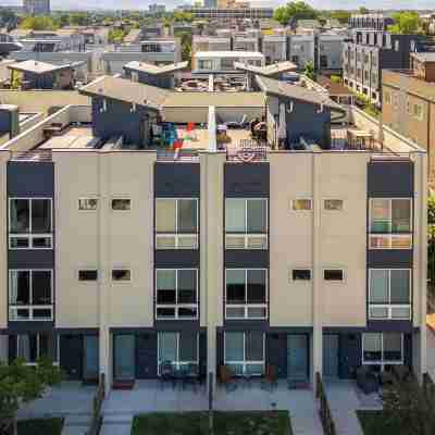 Rooftop Deck and Hot Tub Walkable Denver Townhome Hotel Exterior