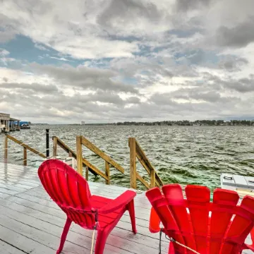 Waterfront Lake Conroe Getaway w/ Multiple Decks!