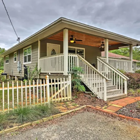 Crystal River Cottage on 1 Acre w/ Deck & Porch!