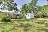 2 Mi to Mashes Sands Beach: Quiet Home w/ Dock! - parking