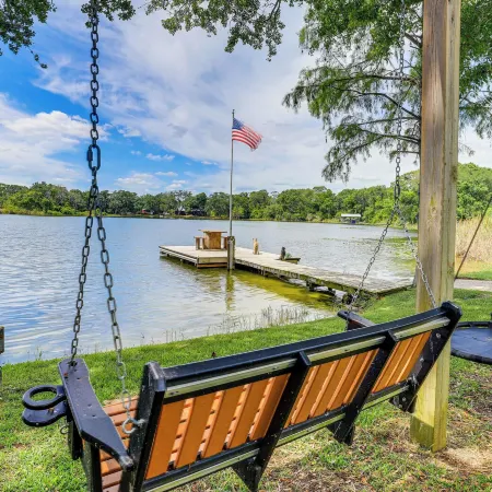 Private and Picturesque Escape on Lake Henry!